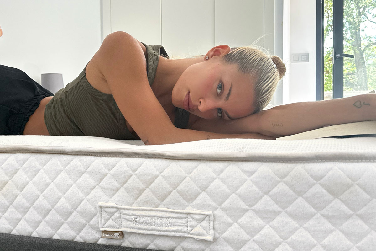 Jessica Goicoechea con colchón lujo Sivana